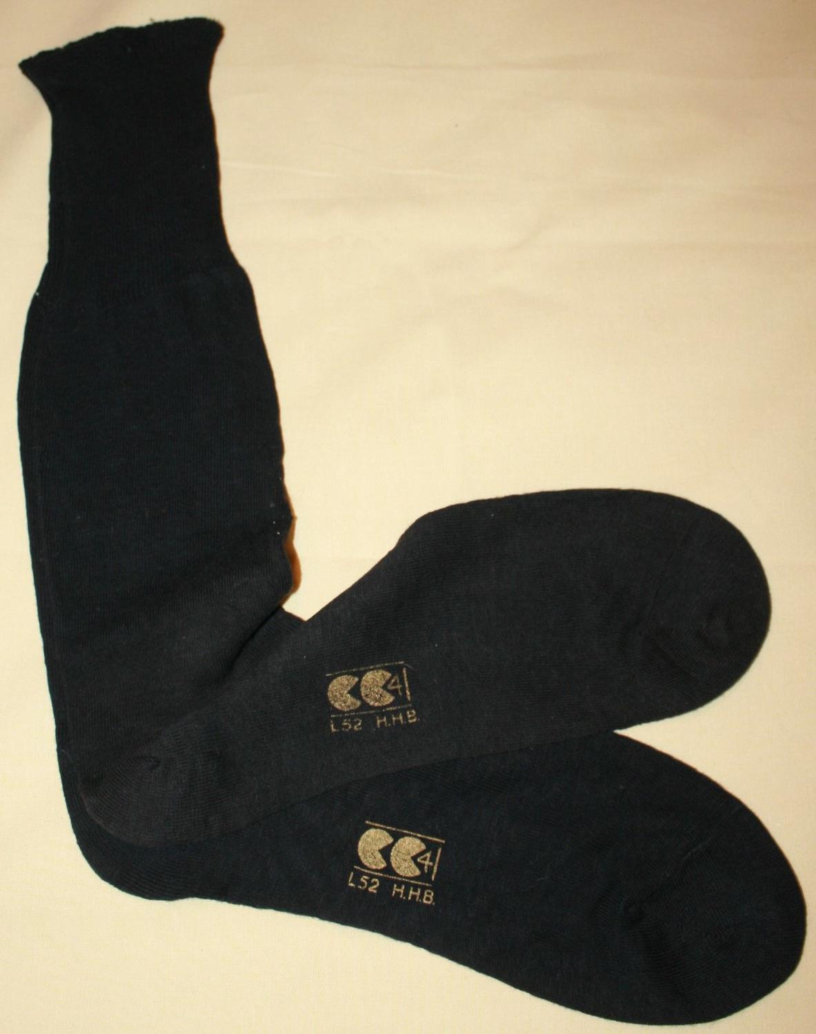 A PAIR OF MANS WWII CC41 SOCKS