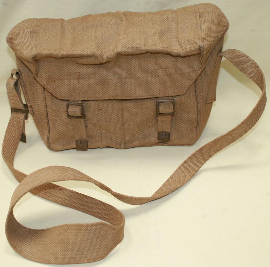 A WWII PERIOD BATTERY RADIO BAG
