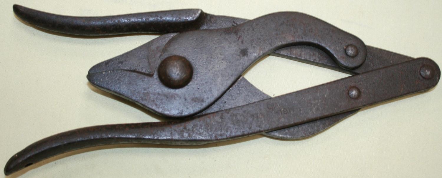 1917 DATED BRITISH ISSUE WIRE CUTTERS
