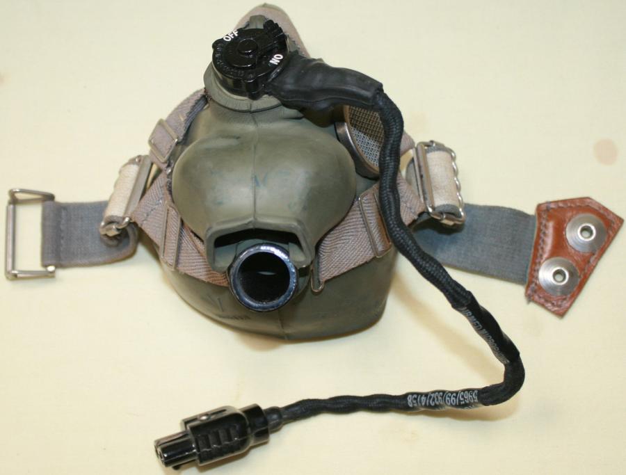 A 1970 DATED H TYPE OXYGEN FACE MASK