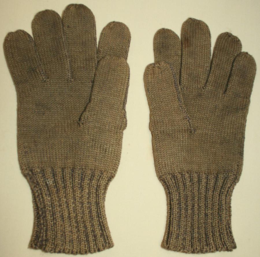 A PAIR OF MATCHING WWII PERIOD WOOL GLOVES