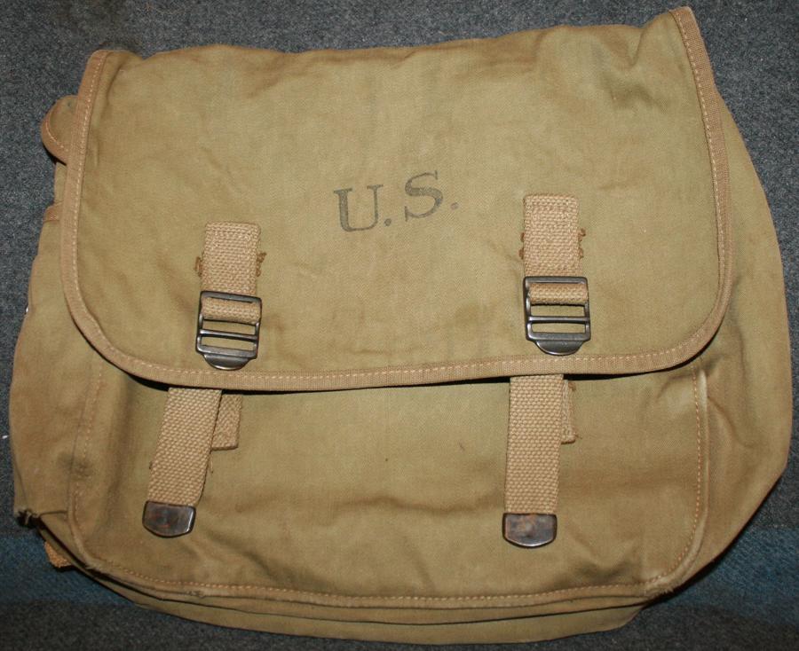 A GOOD USED EARLY WWII 1940 DATED US ARMY MUSSET BAG AND STRAP