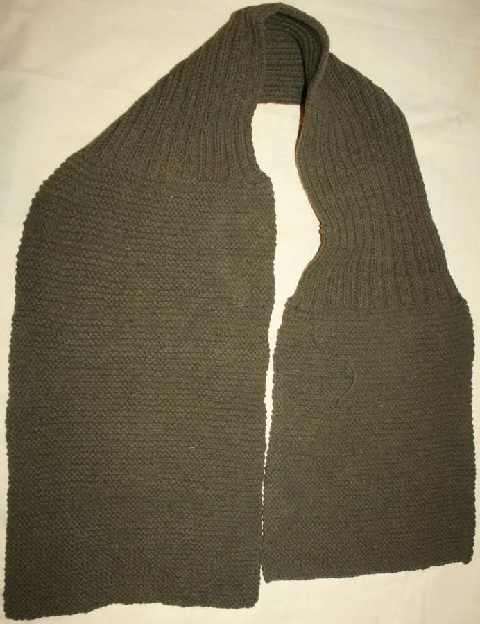 A WWI / WWII PRIVATE PURCHASE / COMFORTS SCARF