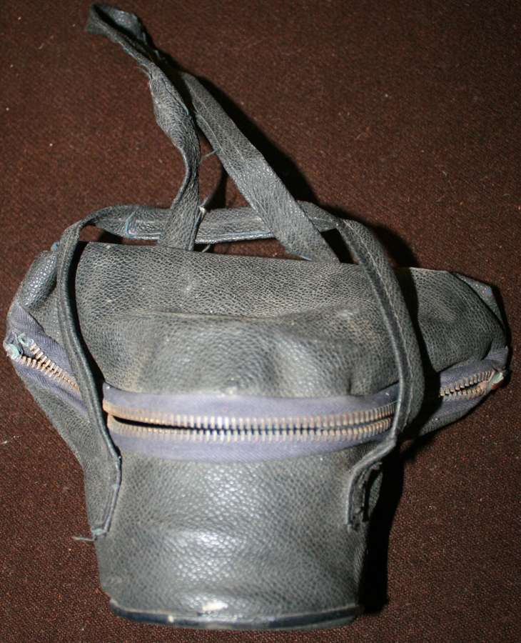A SCARCE WWII LADIES GAS MASK CARRYING BAG