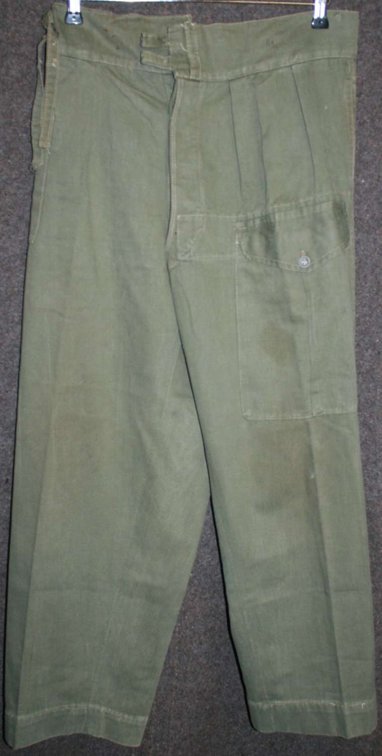 A PAIR OF WWII BRITISH ISSUE JUNGLE BATTLE DRESS TROUSERS