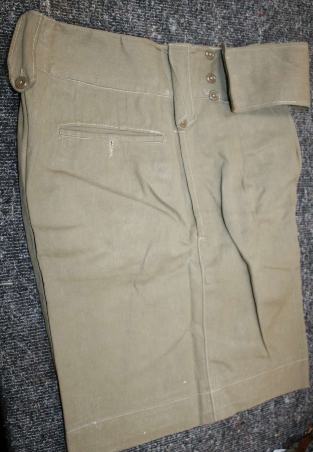 A PAIR OF WWII PERIOD OFFICERS SHORTS ( PRIVATE PURCHASE )