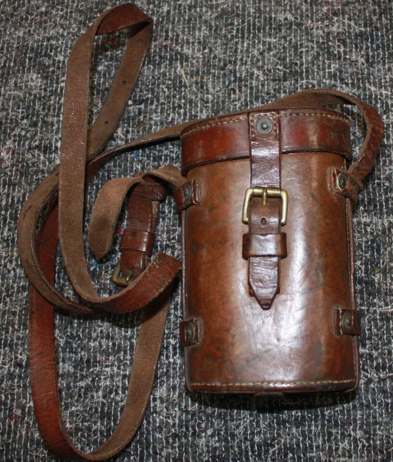 A 1932 DATED MONOCULAR LEATHER CASE