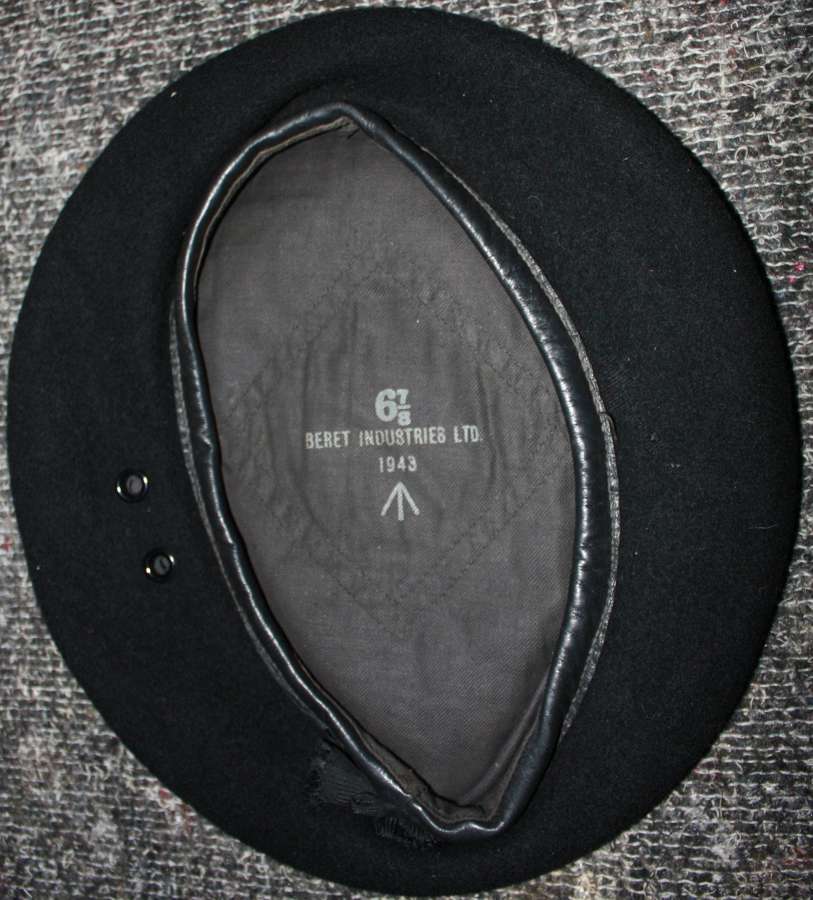 A VERY GOOD 1943 DATED RTR / RAC BLACK BERET 6 7/8