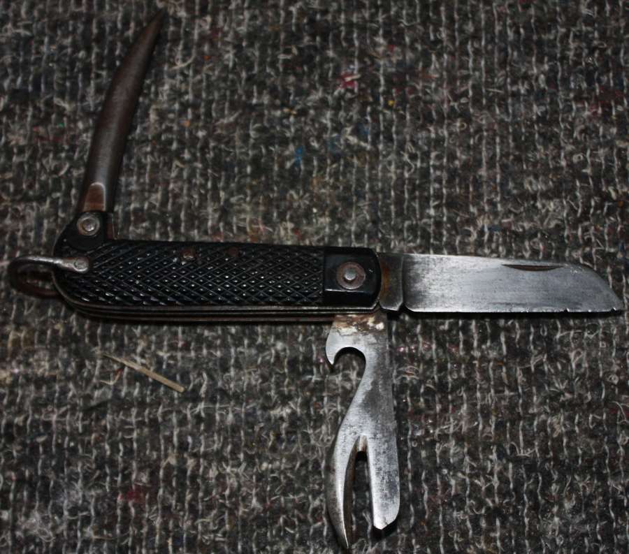 A EARLY POST WAR BRITISH ARMY PENKNIFE
