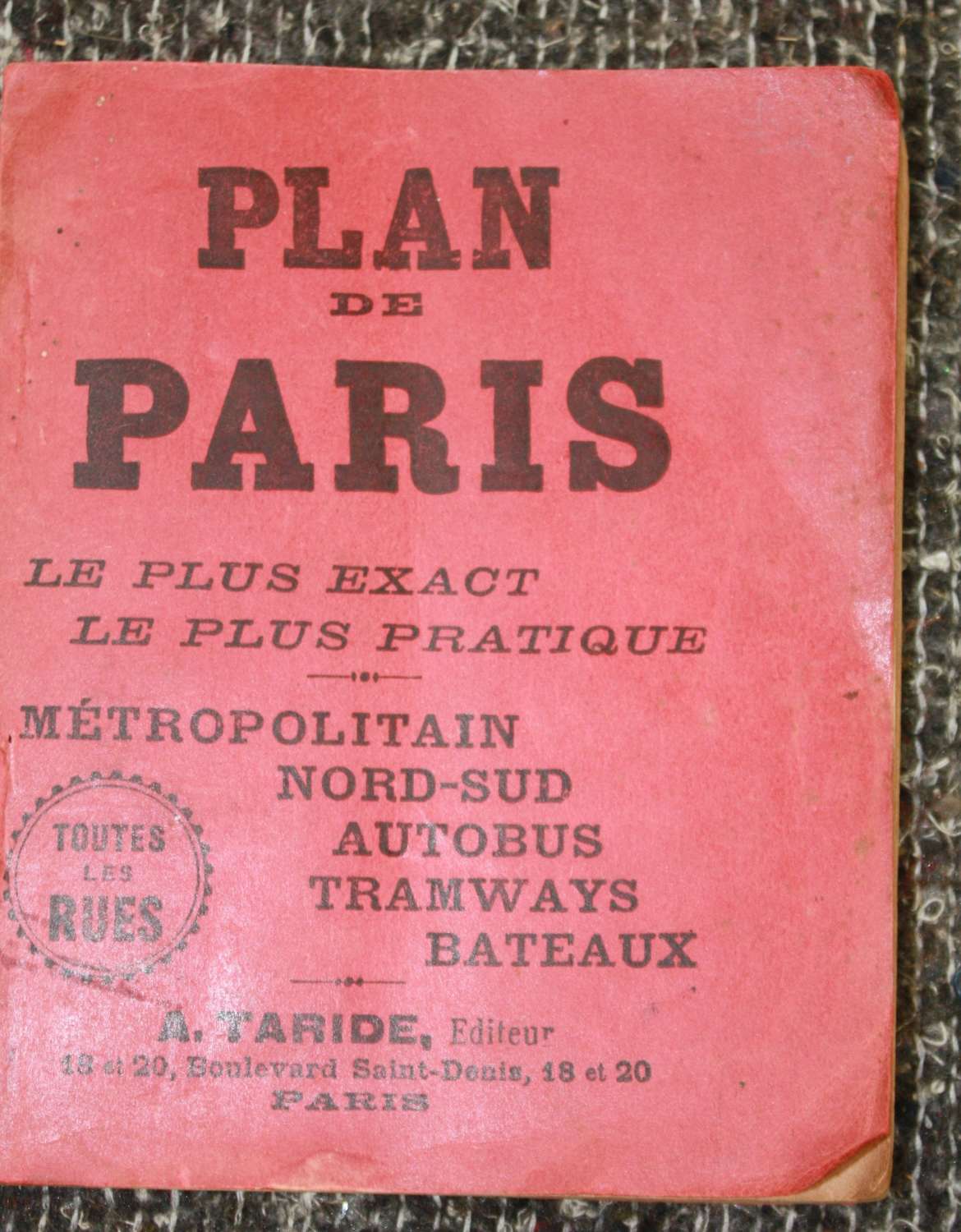 A 1918 DATED GUIDE BOOK OF PARIS