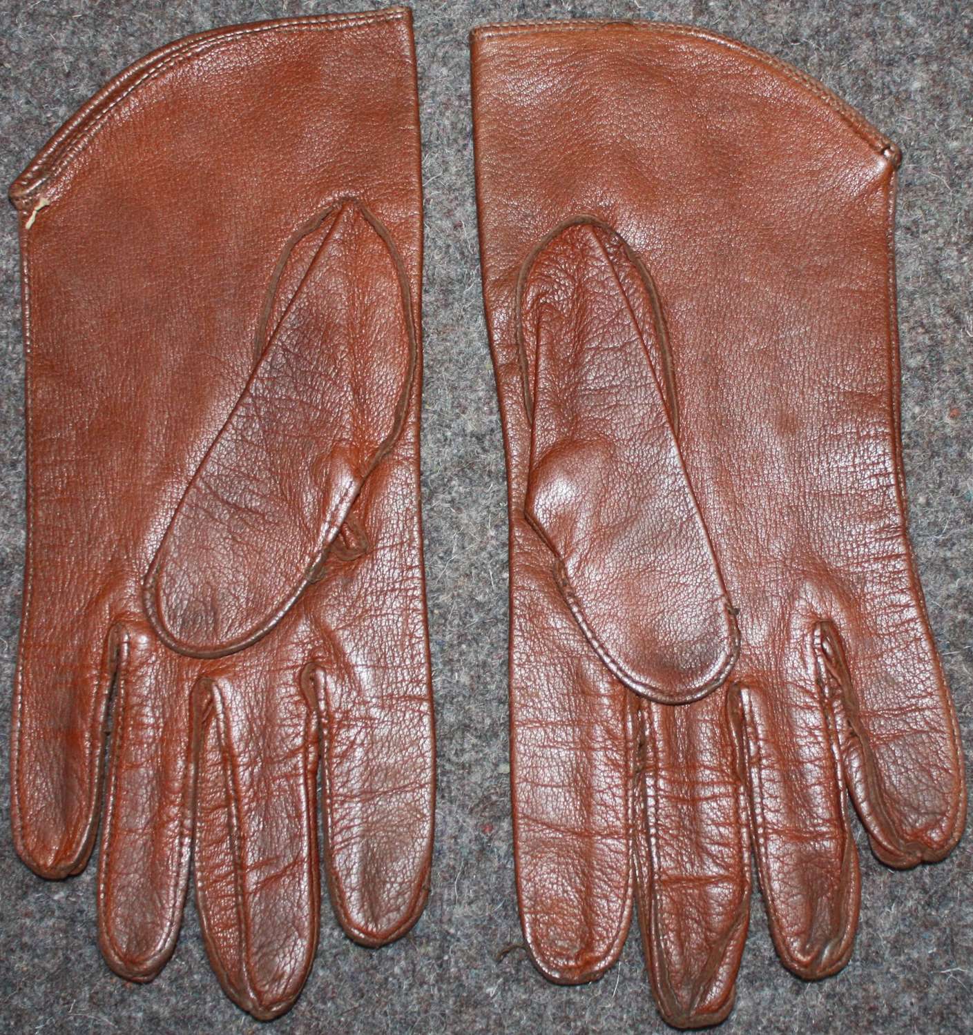 A PAIR OF OFFICERS STYLE GLOVES BRITISH MADE 1945 DATED OFFICERS