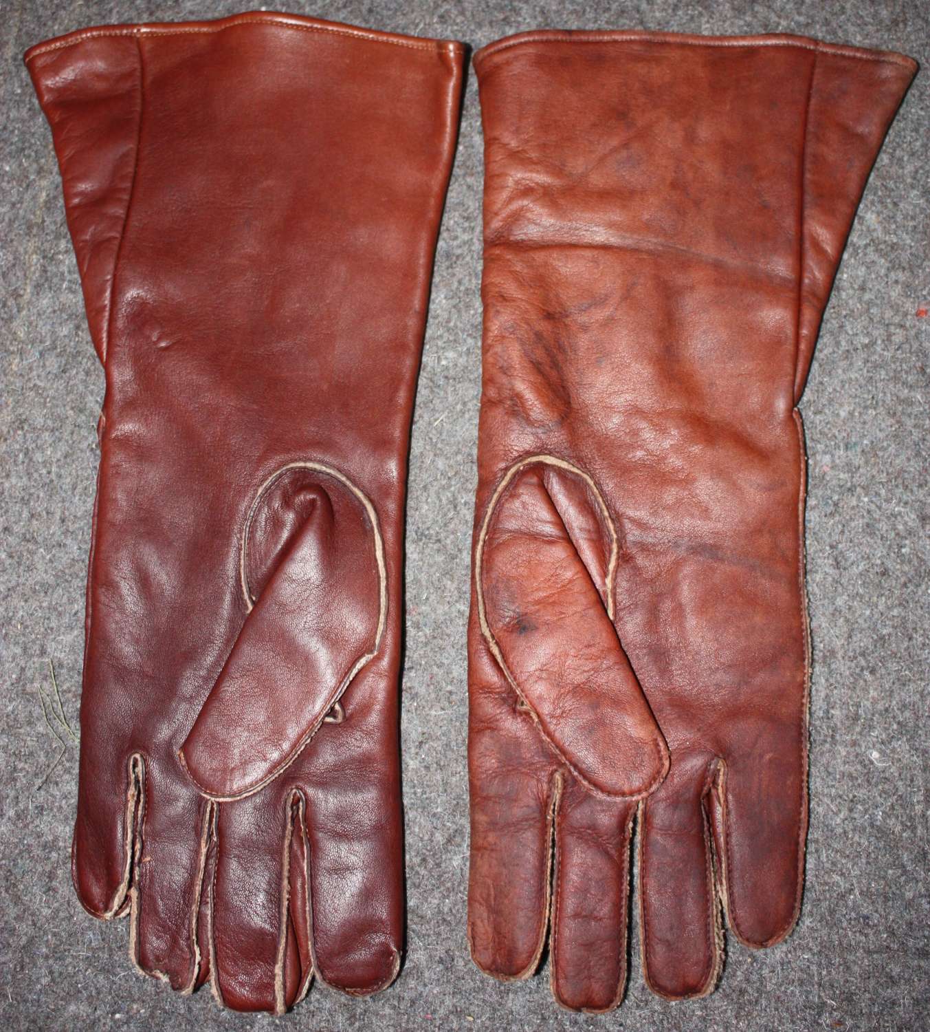A WWII PAIR OF THE RAF WWII D TYPE GAUNTLETS