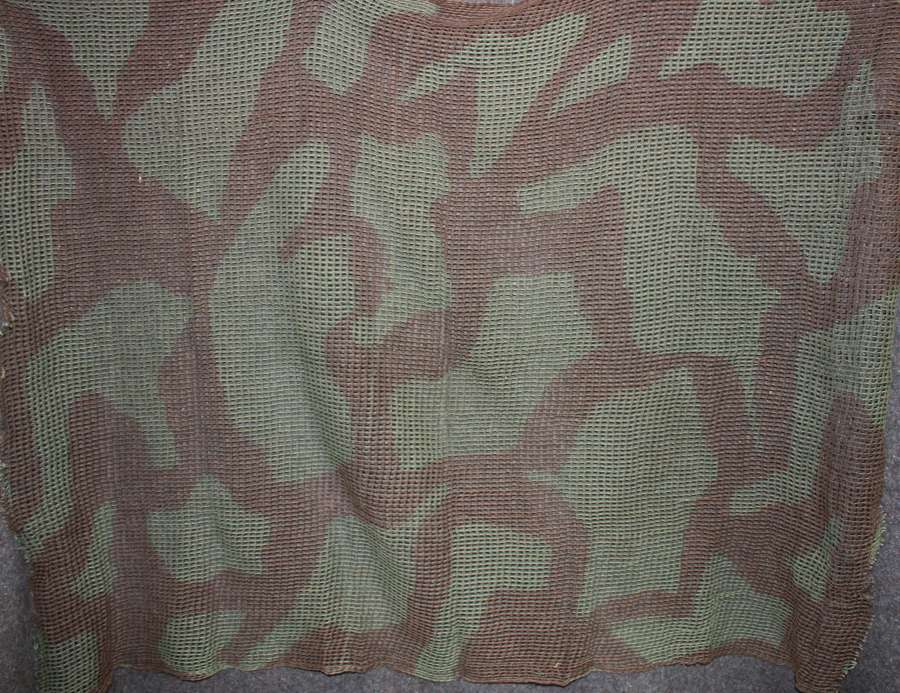 A WWII CAMOUFLAGE SCARF AS USED BY AIRBORNE TROOPS