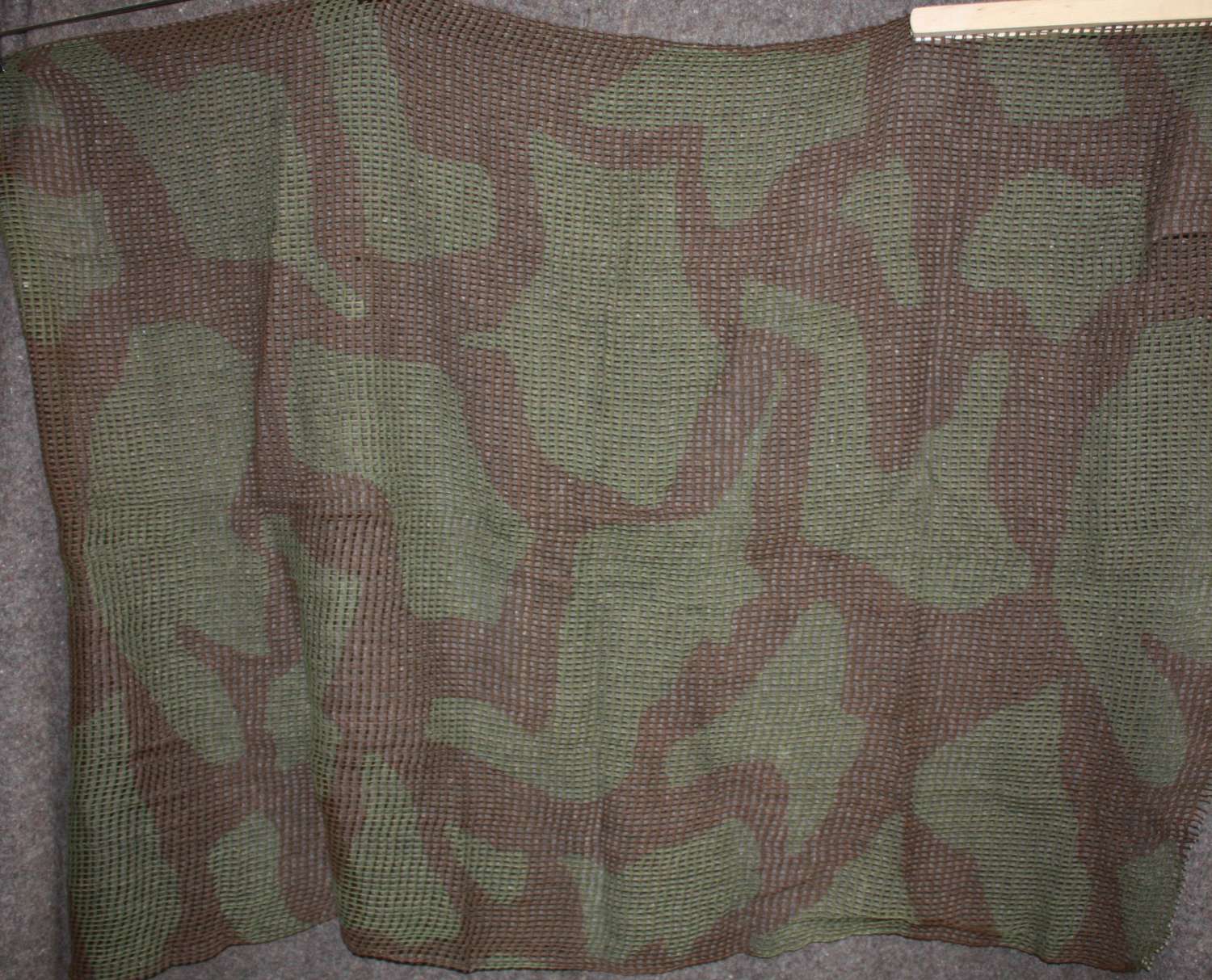 A BRITISH WWII CAMOUFLAGE SCARF IN GOOD USED CONDITION