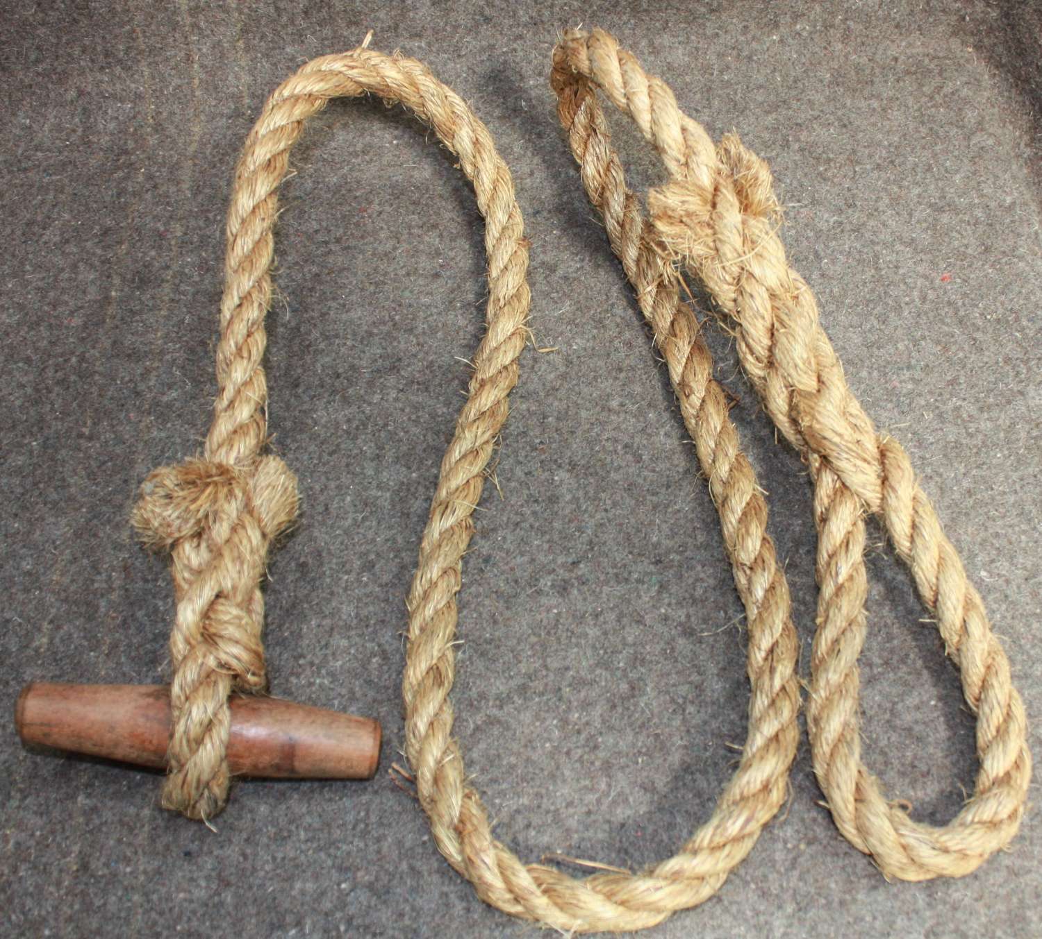 A GOOD 1944 DATED AIRBORNE FORCE THICK TOGGLE ROPE
