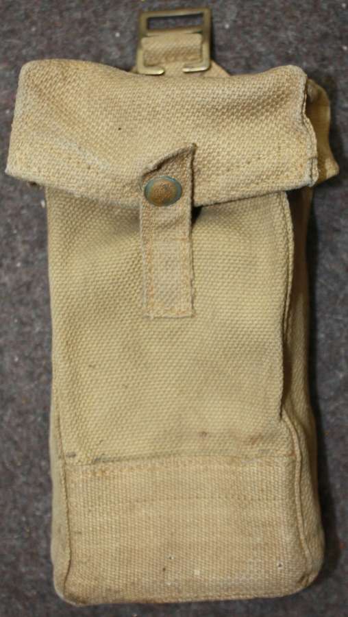 A VERY GOOD 1940 DATE MKII 37 PATTERN WEBBING AMMO POUCH