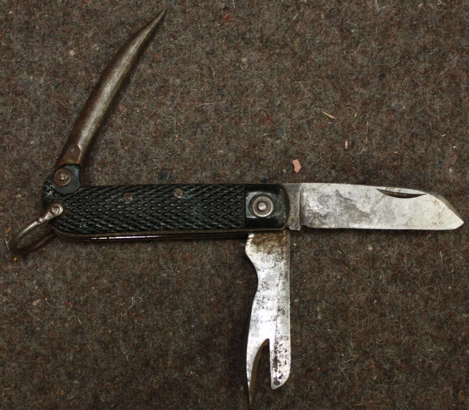 A GOOD USED EXAMPLE OF THE BRITISH ARMY CLASP KNIFE 1944 DATED