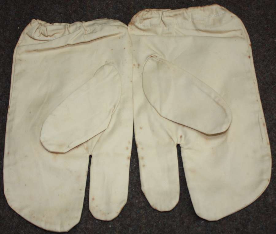A PAIR OF 1942 DATED SNOW CAMFLARGE WHITE MITTERNS