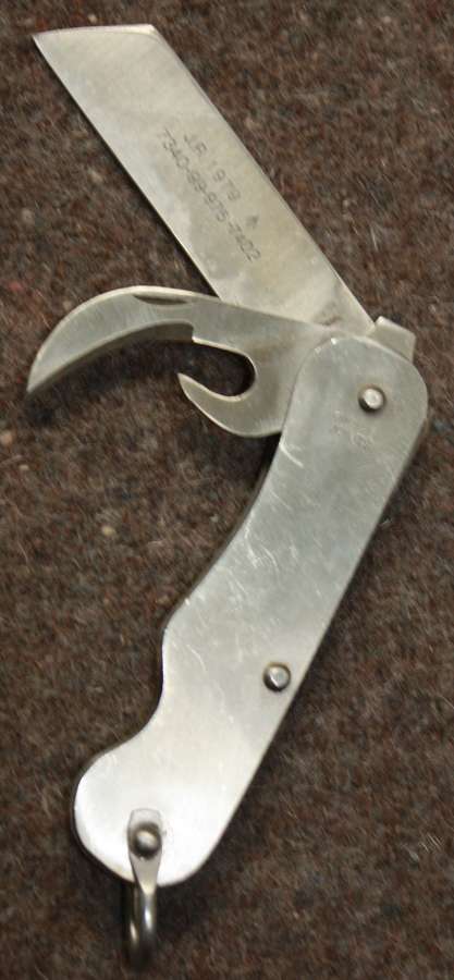 A VERY GOOD 1979 DATED BRITISH MILITARY ISSUE CLASP KNIFE