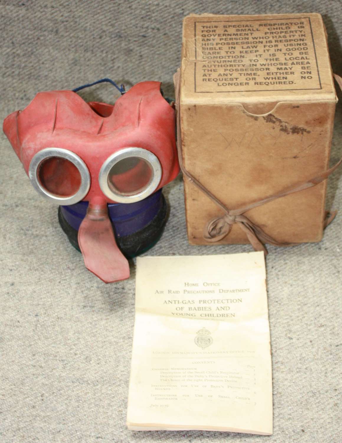 A 1939 DATED YOU CHILD MICKLY MOUSE GAS MASK