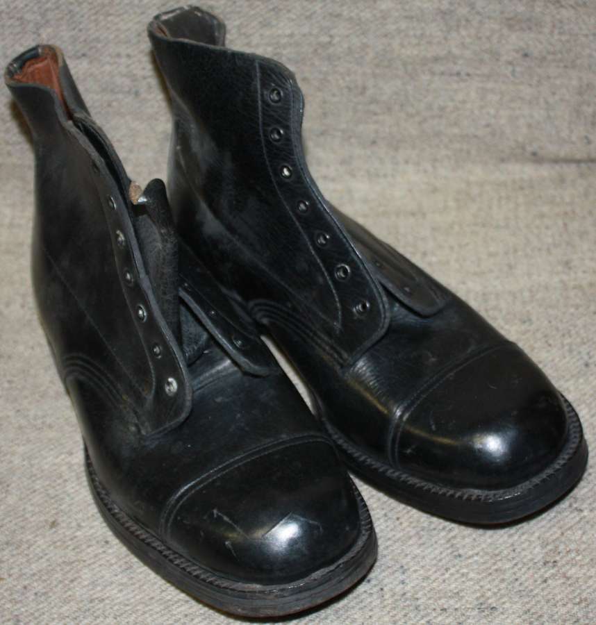 A GOOD PAIR OF PRIVATE PURCHASE CC41 HOBNAIL BOOTS