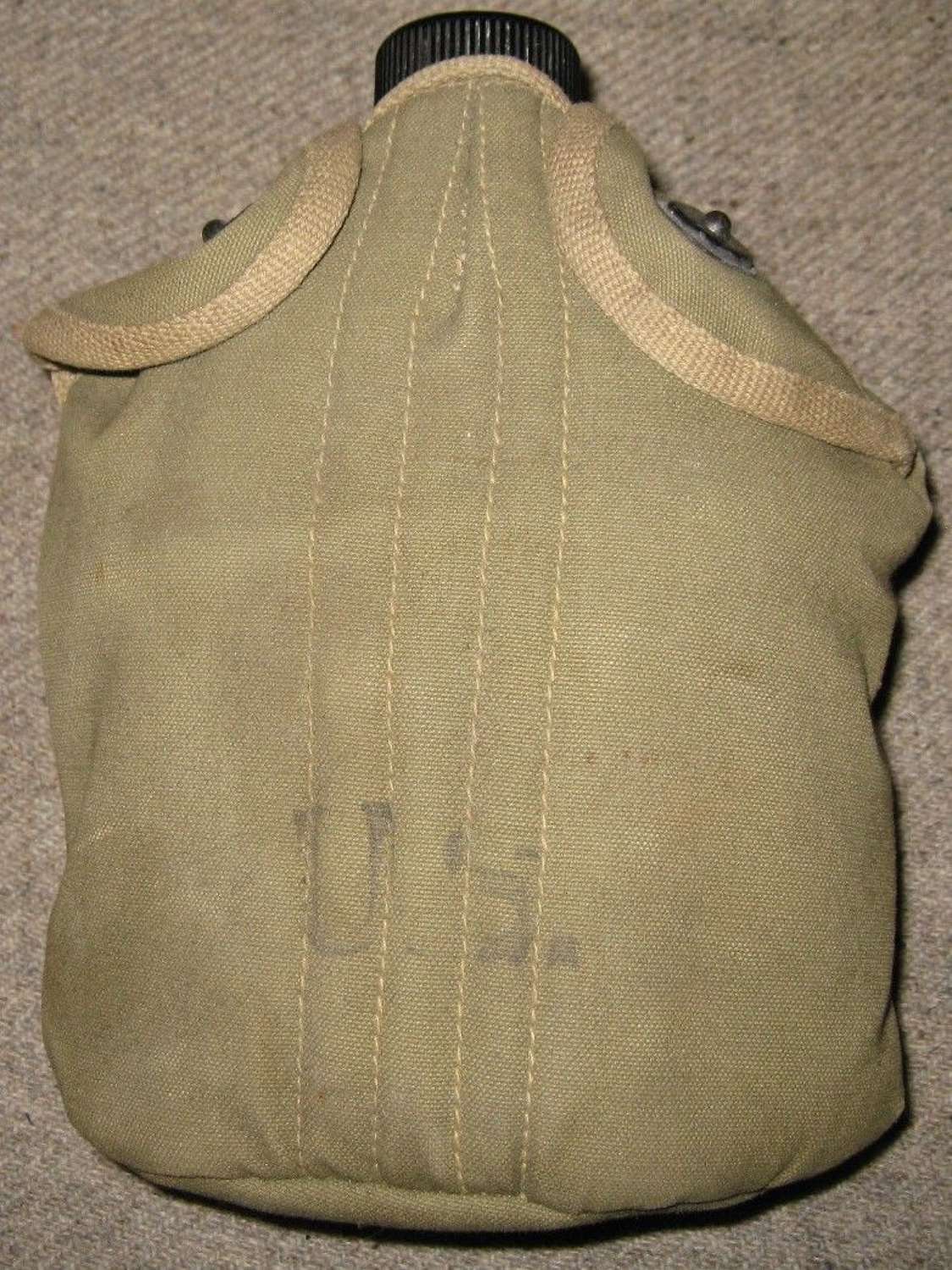 A GOOD WWII BRITISH MADE 45 DATED US CANTEEN POUCH WITH BOTTLE & MUG