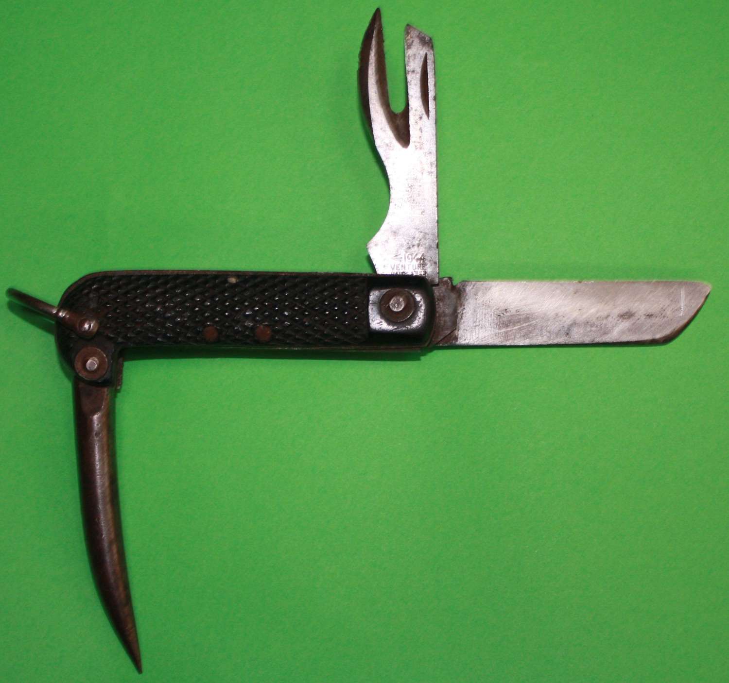 A GOOD EXAMPLE OF THE BRITISH ISSUE 1944 DATED CLASP KNIFE