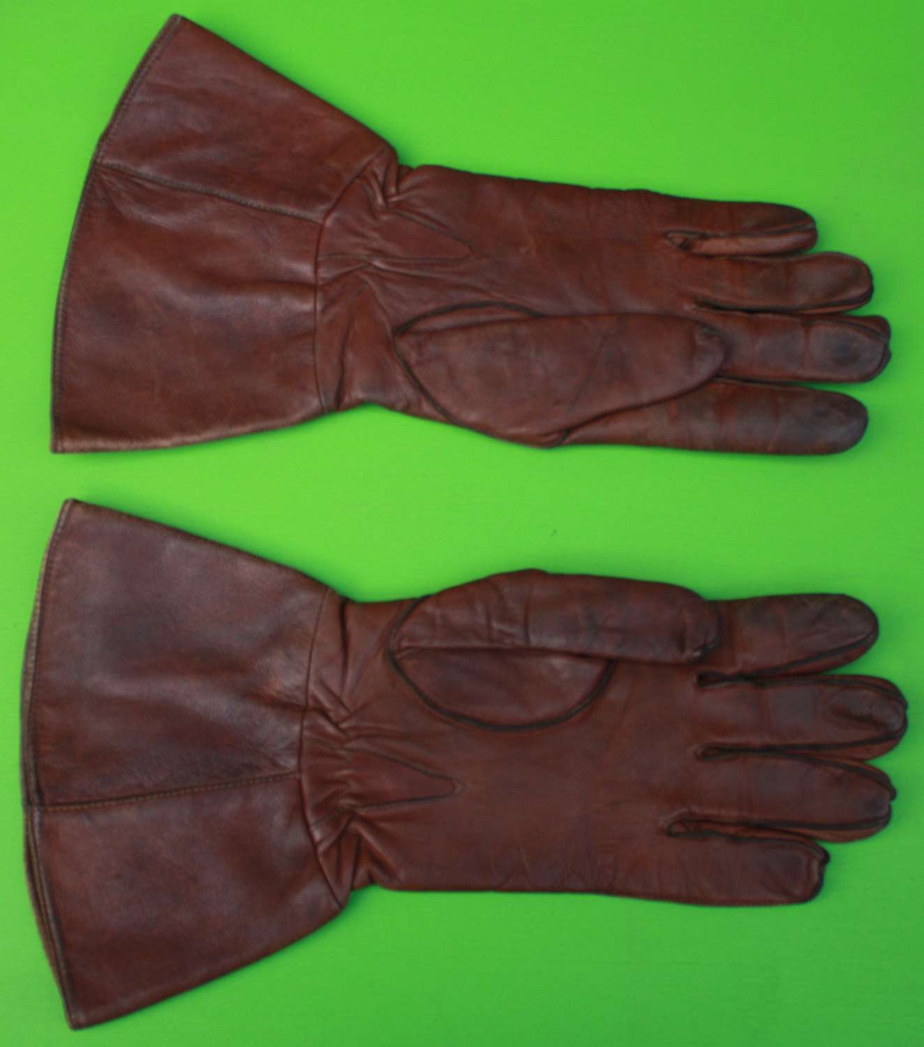 A GOOD WWII PERIOD PAIR OF FUR LINED ATS DISPATCH RIDERS GLOVES