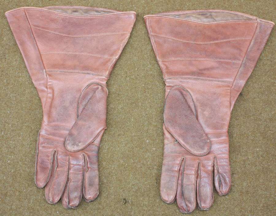 A PAIR OF SIZE 7 1/2 ATS DISPATCH RIDERS GLOVES