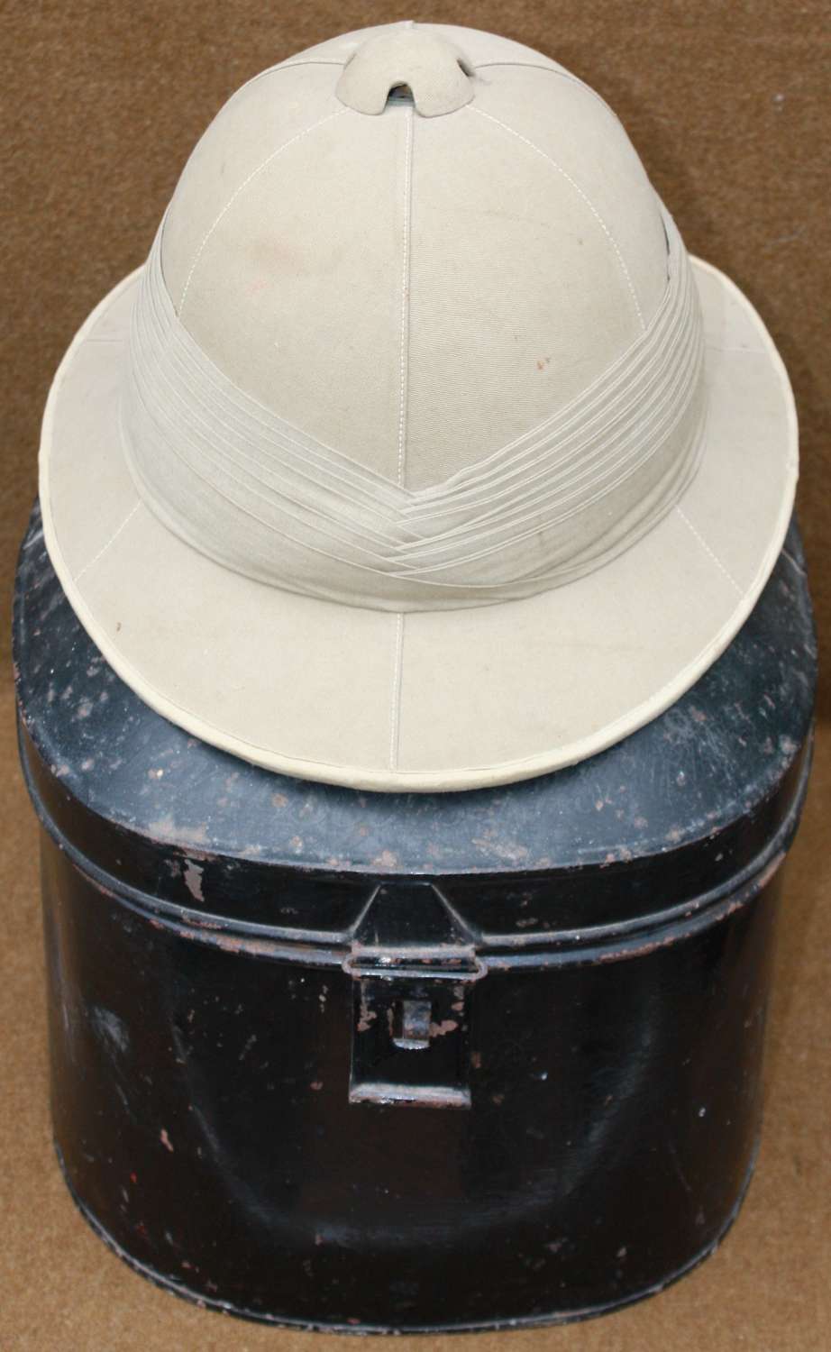 A VERY GOOD LATE 1930'S PERIOD EARLY WWII SOLAR HELMET AND TIN NAMED
