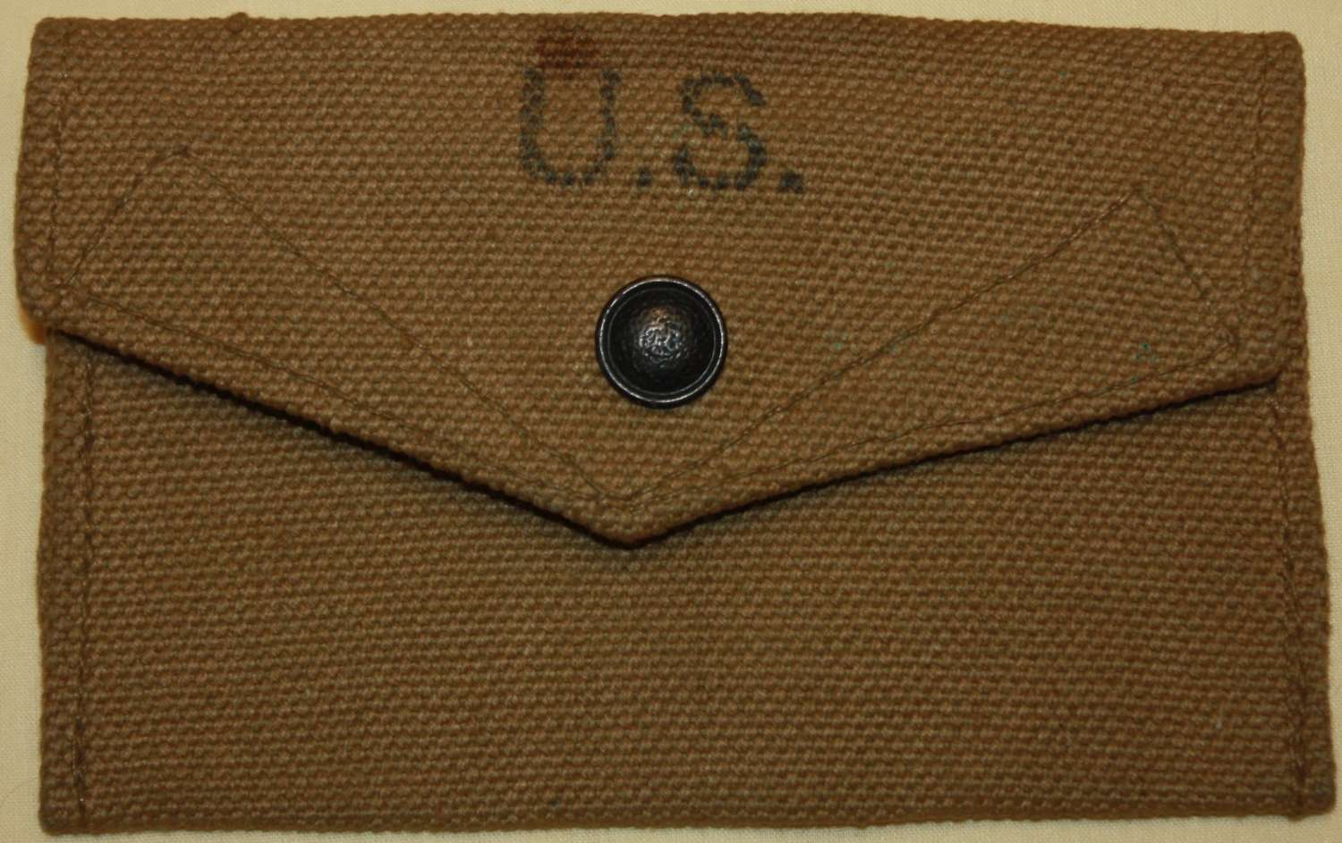 A WWII 1944 DATED BRITISH MADE ( FINNIGANS ) US FIELD DRESSING POUCH