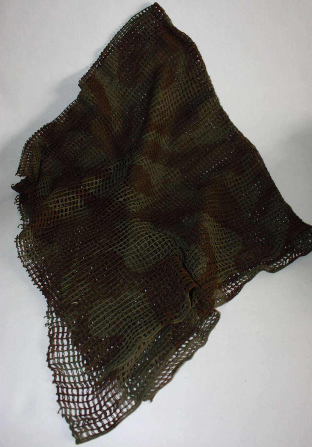 A VERY GOOD EXAMPLE OF THE BRITISH ISSUE CAMOFLAGE SCARF