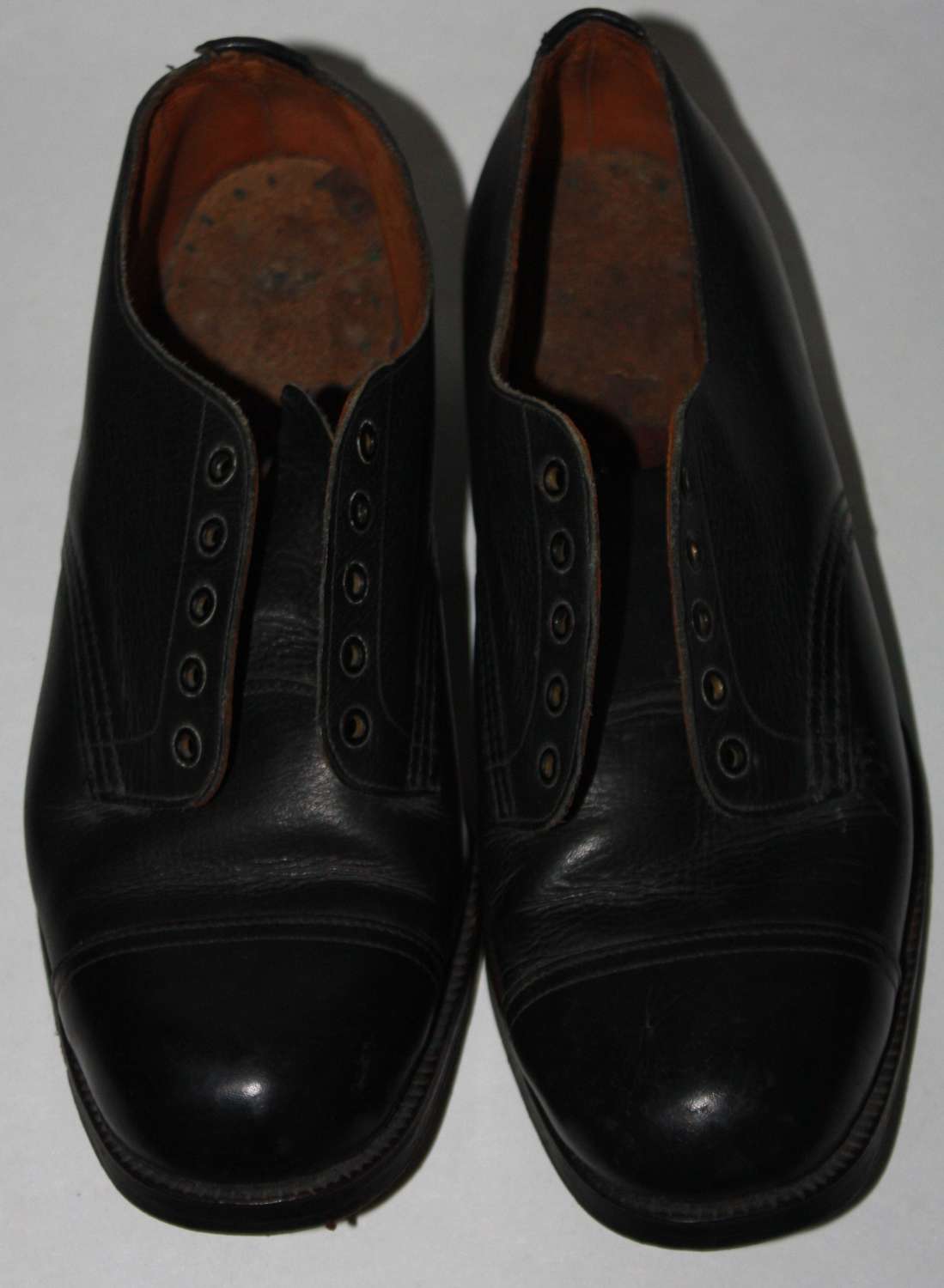 A PAIR OF SIZE 5 CC41 MARKED LADIES BLACK TOE CAPED SHOES