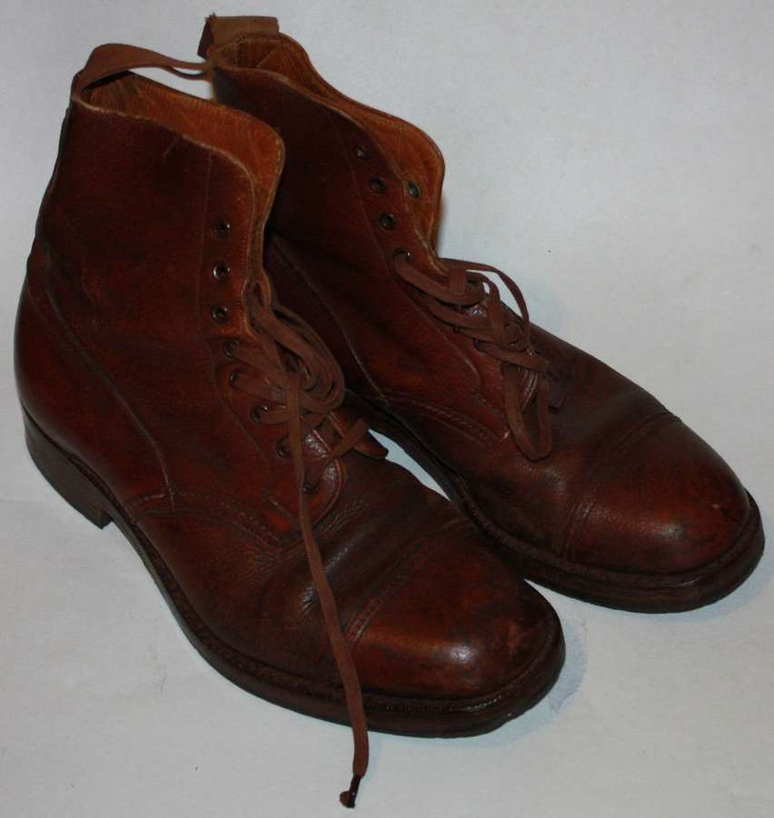 A GOOD PAIR OF OFFICERS 1944 DATED BROWN BOOTS SIZE 7 MADE BY WAUKEEZI