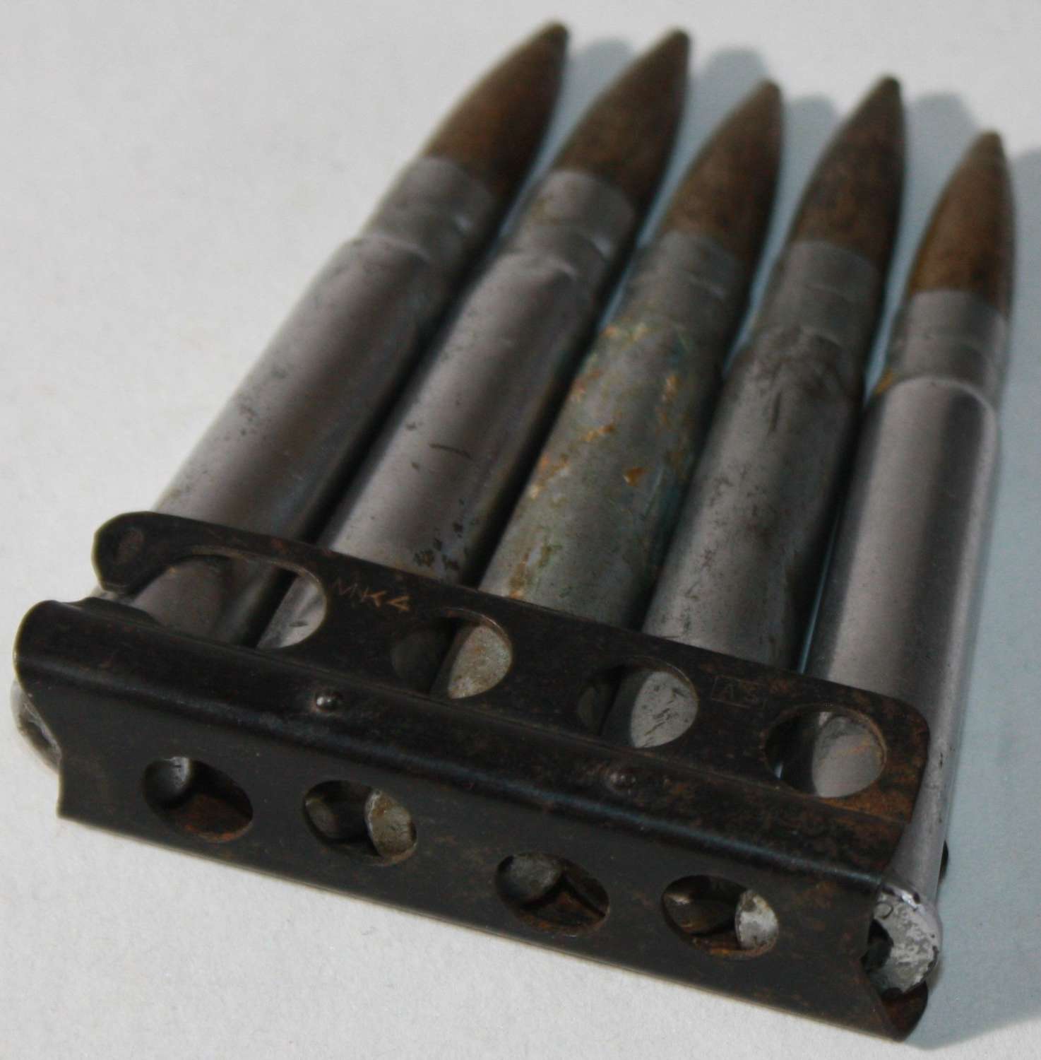 A GOOD USED TRAINING CLIP OF 5 ROUNDS AND MKIV CHARGE  1943 DATED