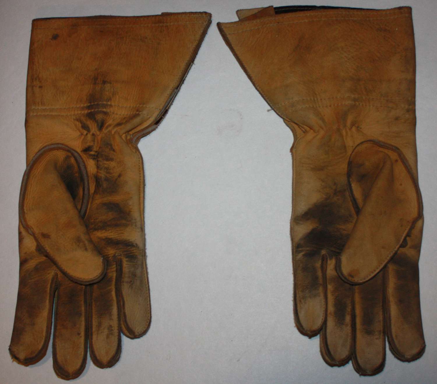 A GOOD USED PAIR OF POST WWII BRITISH ARMY ISSUE MC GAUNTLETS