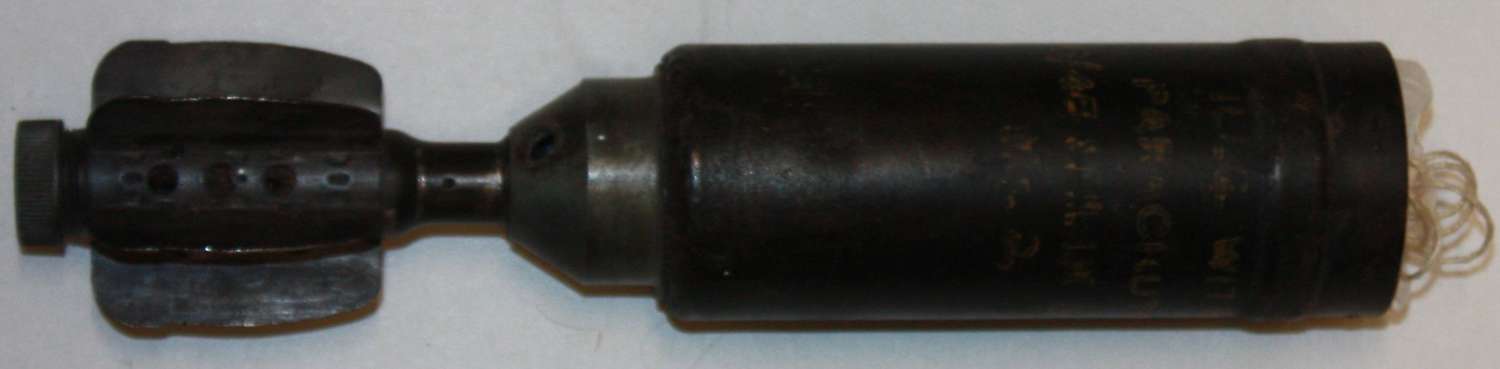 A LATE WWII 1945 DATED BRITISH 2 INCH FIRED ILLUMINATING ROUND