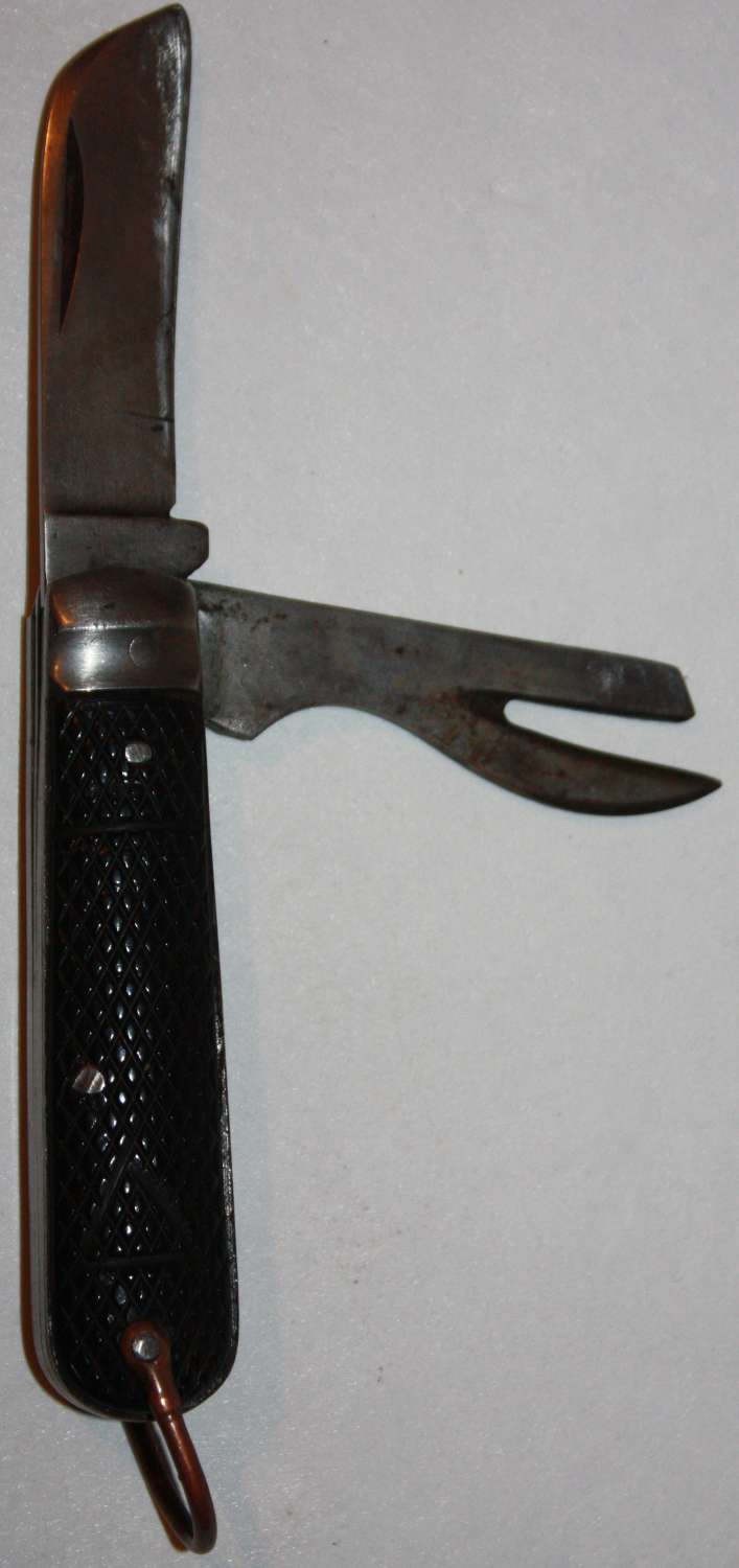 A VERY GOOD 1940 DATED BRITISH ARMY TWO BLADED JACK KNIFE