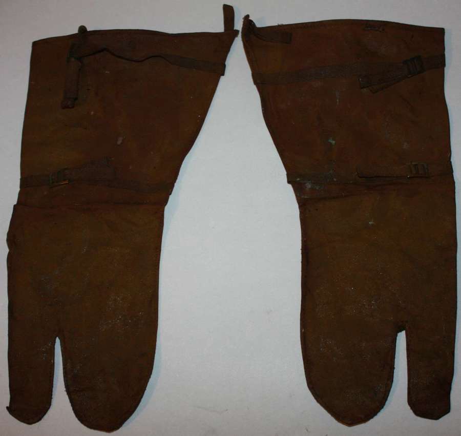 A GOOD 2ND PATTERN PAIR OF ANTI GAS GLOVES 1939 DATED