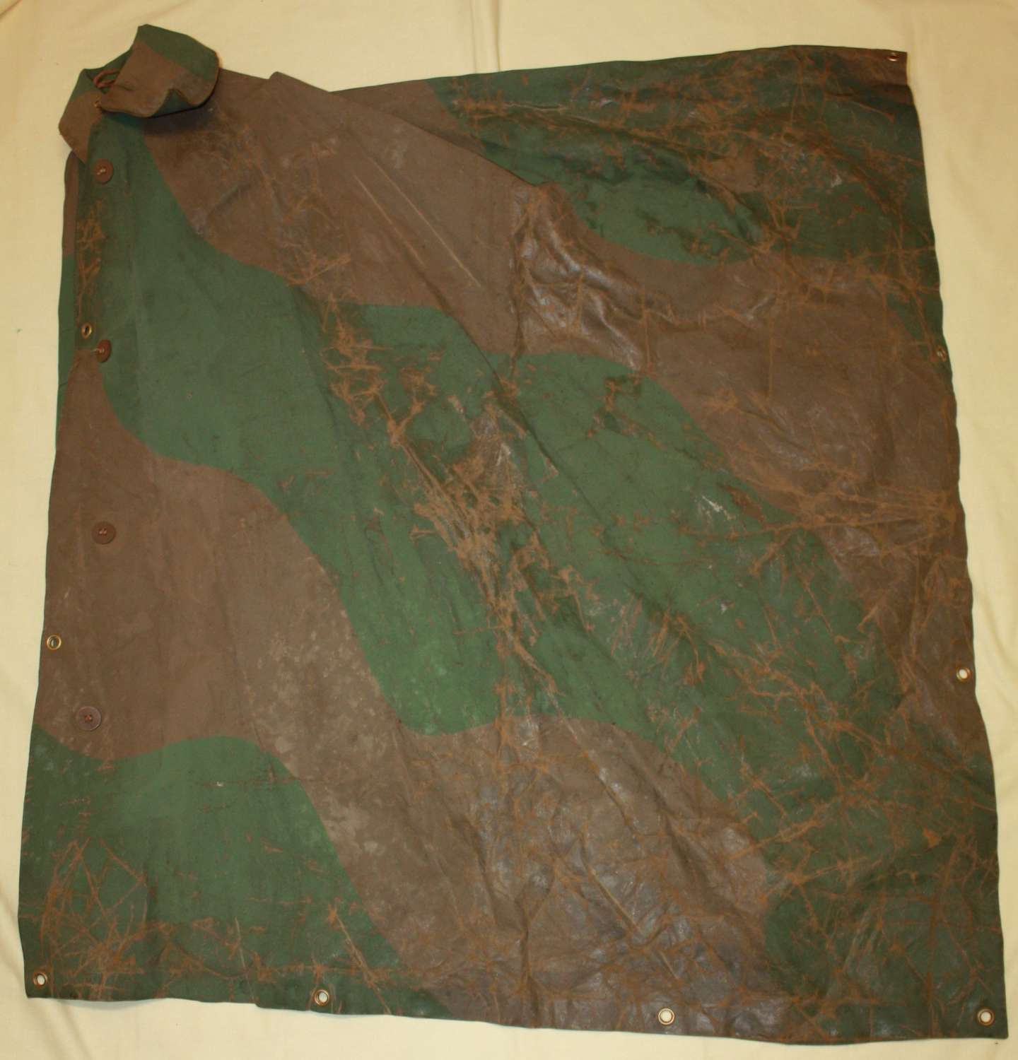 A RESONABLE EARLY WWII BRITISH CAMOUFLAGE CAPE