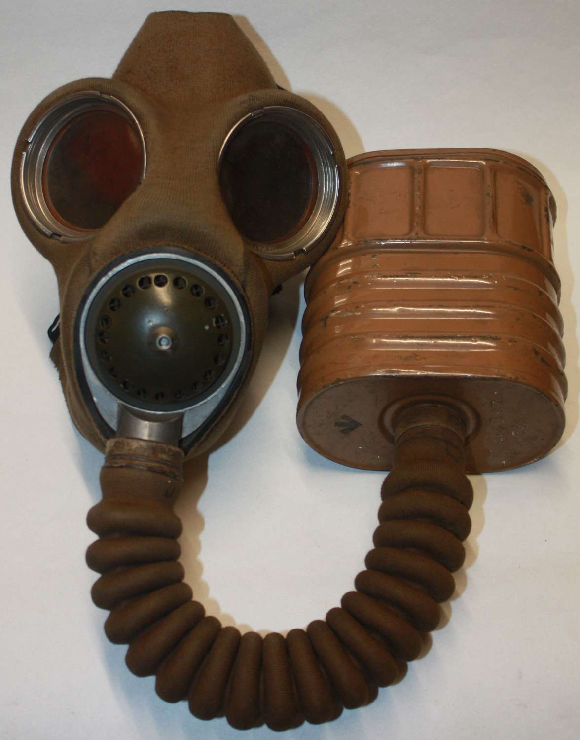 A GOOD EARLY WWII GAS MASK WHICH IS 1937 DATED
