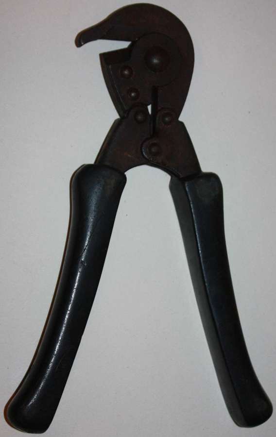 A PAIR OF WWII 1941 DATED US ARMY WIRE CUTTERS ( M38 )