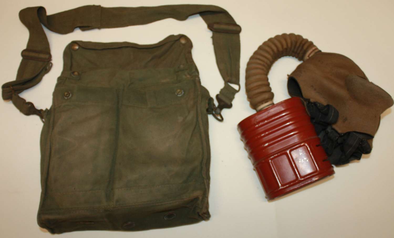 A GOOD USED 1940 DATED BRITISH GAS MASK AND BAG
