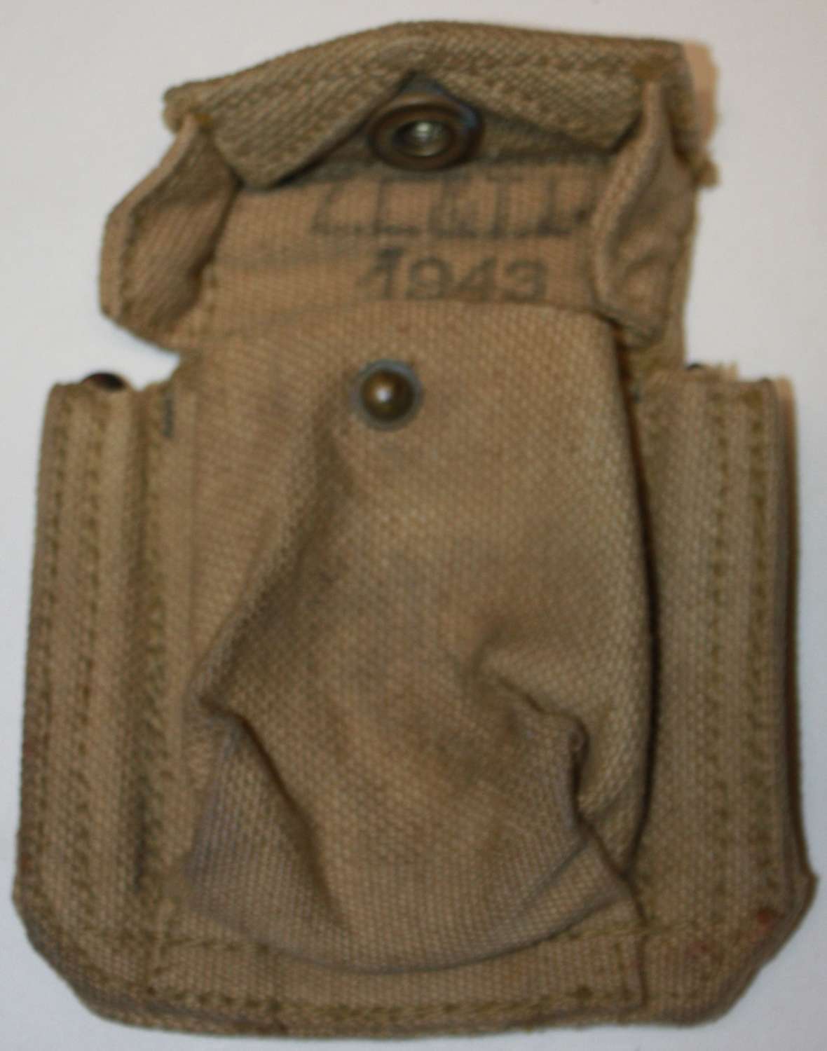 A 1943 DATED CANADIAN 37 PATTERN PISTOL AMMO POUCH