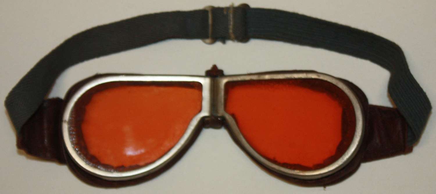 A GOOD PAIR OF THE WWII ORANGE TINTED DISPATCH RIDER / TANK GOGGLES