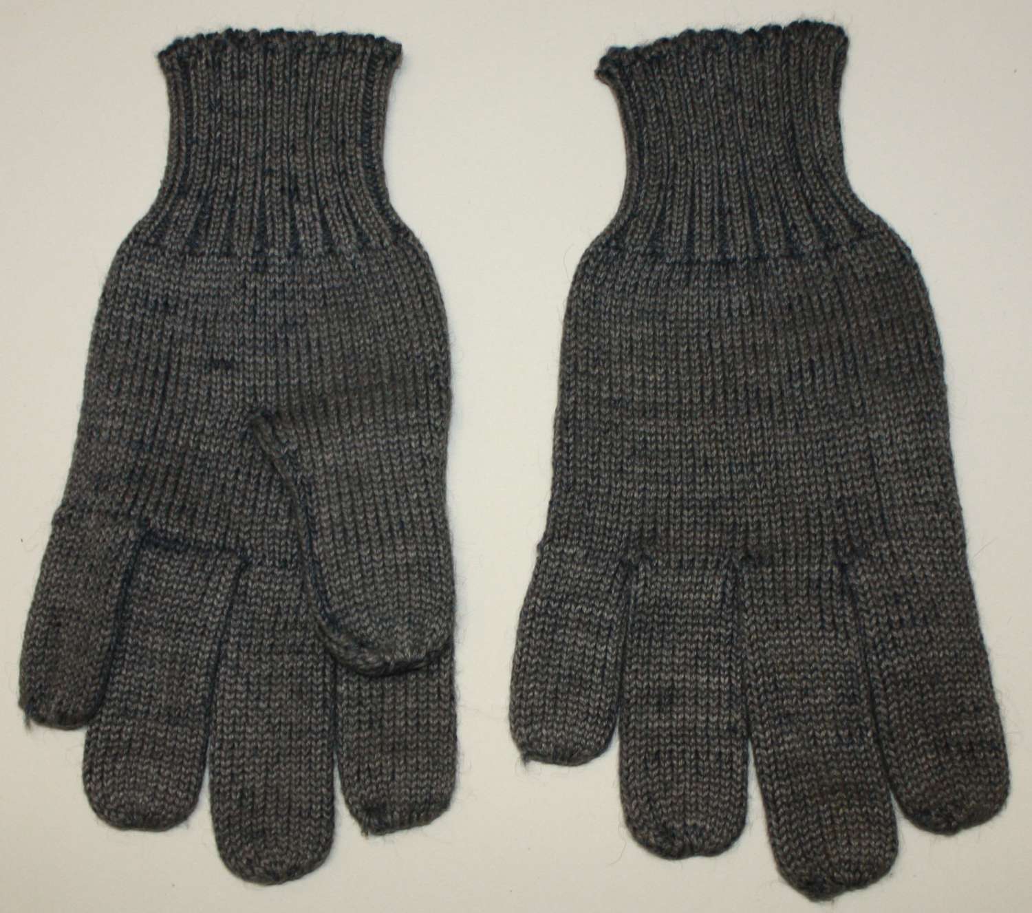 A GOOD USED PAIR OF THE WWII RAF WOOL GLOVES