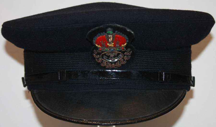 A GOOD WWII PERIOD ROYAL NAVY PETTY OFFIERS PEAKED CAP