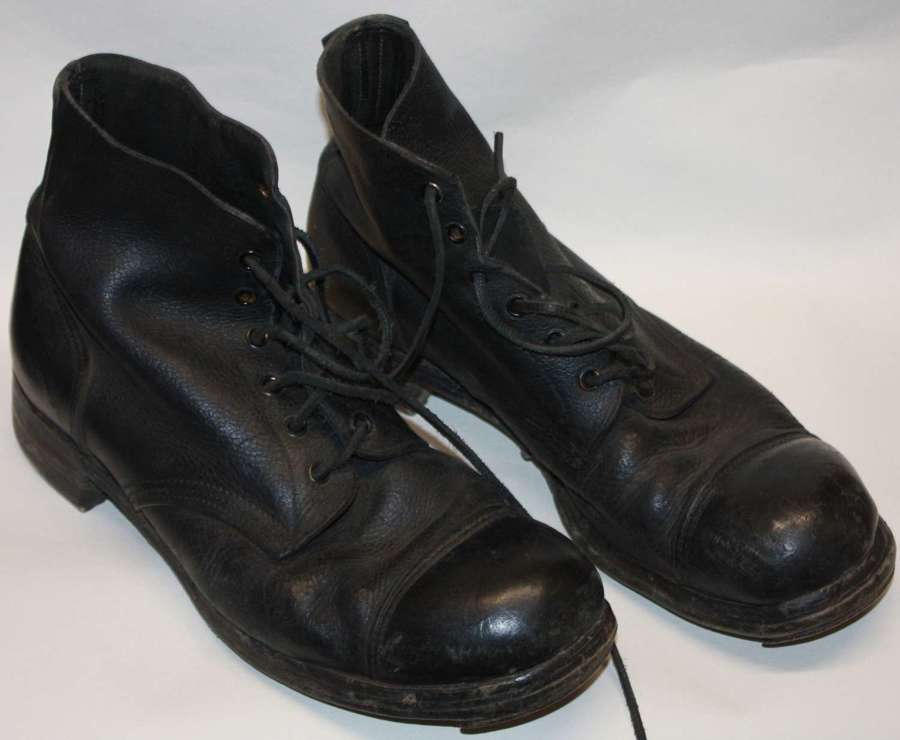 A GOOD USED PAIR OF SIZE 10 M  AMMO BOOTS 1946 DATED