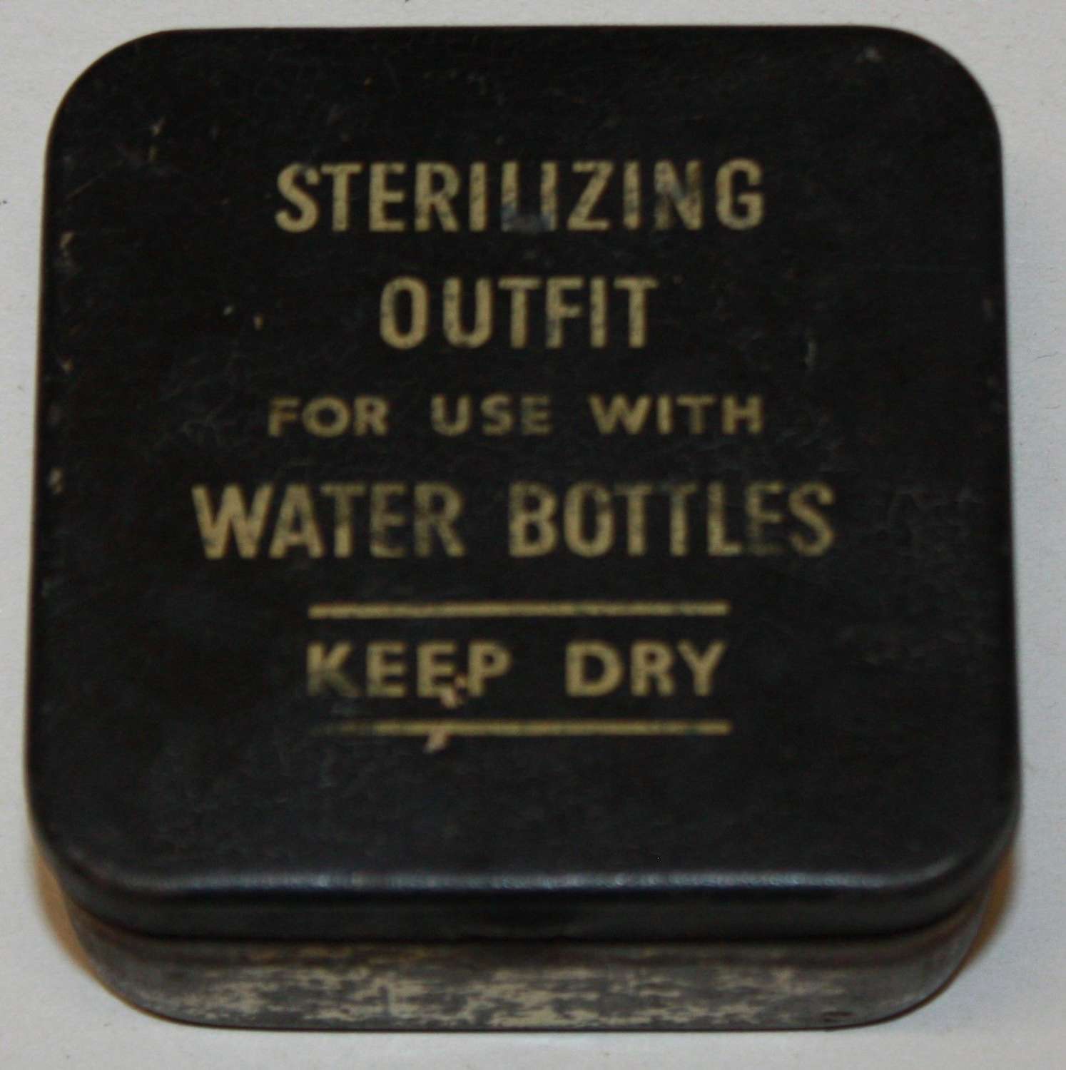 A GOOD WWII BRITISH WATER STERILIZING OUTFIT SET