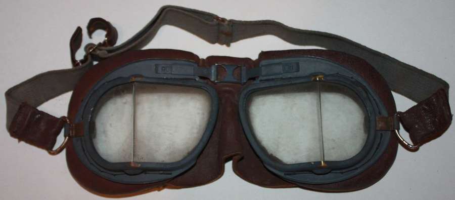 A GOOD WWII PAIR OF RAF AM MARKED MKVIII GOGGLES